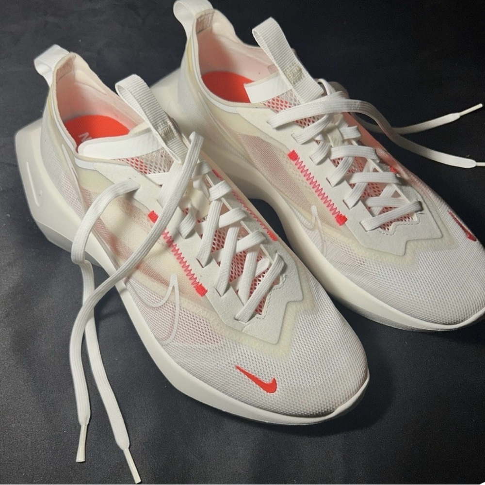 Nike boom vista women’s lite White and pink Athletic sneakers size 10